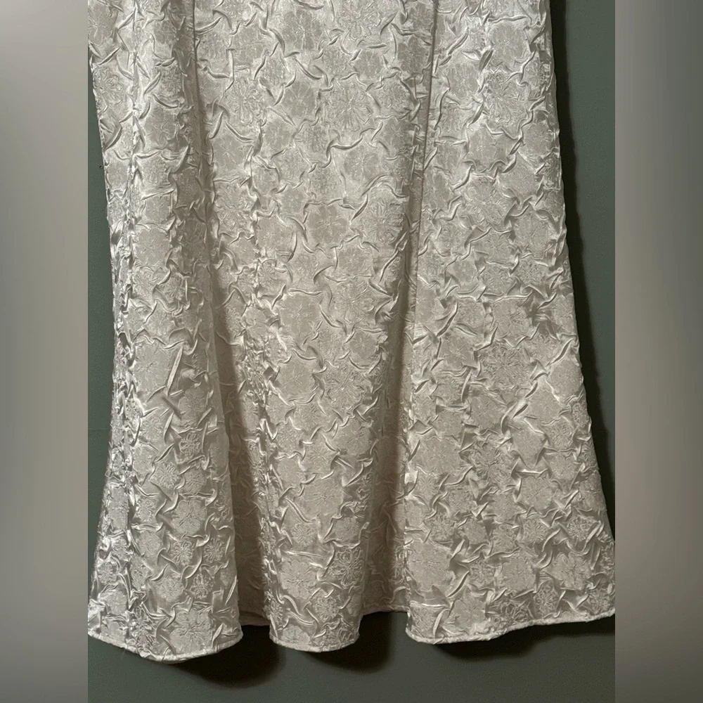 Elegant Cream Brocade Skirt Set - Picture 3 of 11